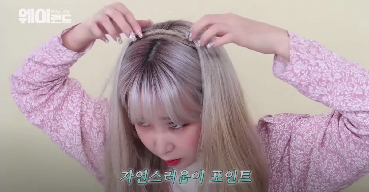 在另一條辮子拉起時,就要蓋住剛剛夾好的頭髮,把末端和夾子隱藏起來。然後把辮子末端收在第一條辮子後方用夾子固定即可!最後。稍微把後方的頭髮往前撥,遮蓋到露餡的地方就完美了!