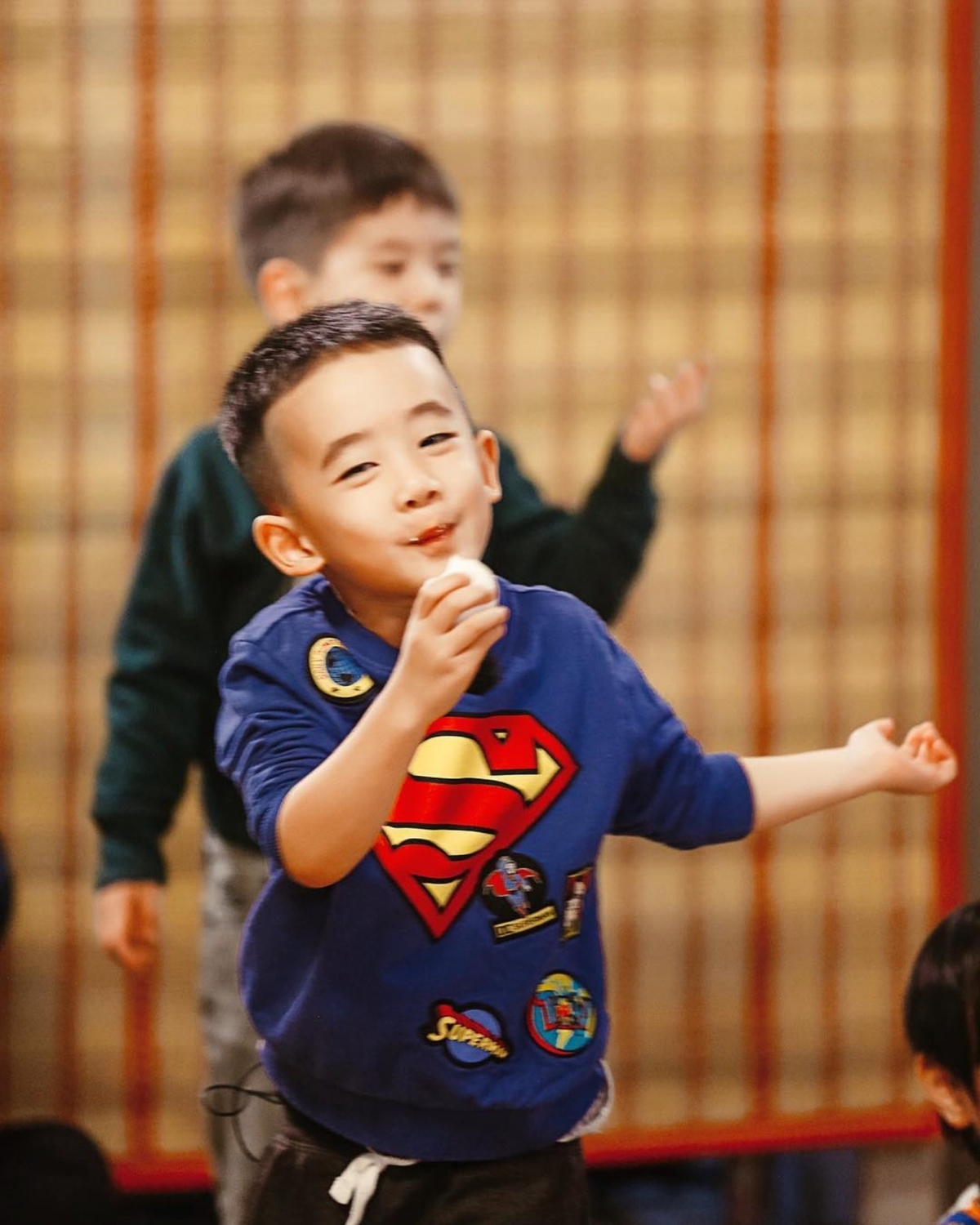 【爸爸去哪兒5】Jasper在節目中絕對是一位超暖心的小孩,除了脾氣好、高情商,更很會照顧其他小孩,因而令他人氣急升