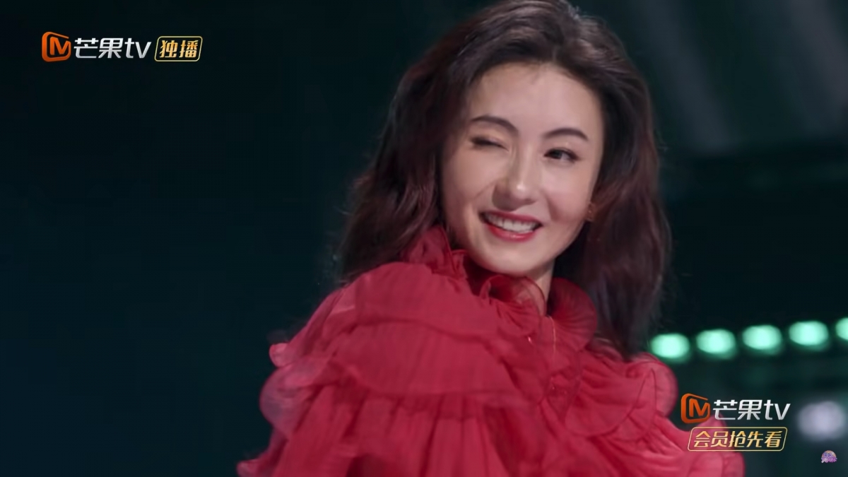 張柏芝的舞步雖然簡單,但是卻讓她的女人味大爆發,她的魅力讓觀眾和現場觀眾都非常驚訝,就連同場的容祖兒都被她的單眼所震攝,露出驚嘆的表情!