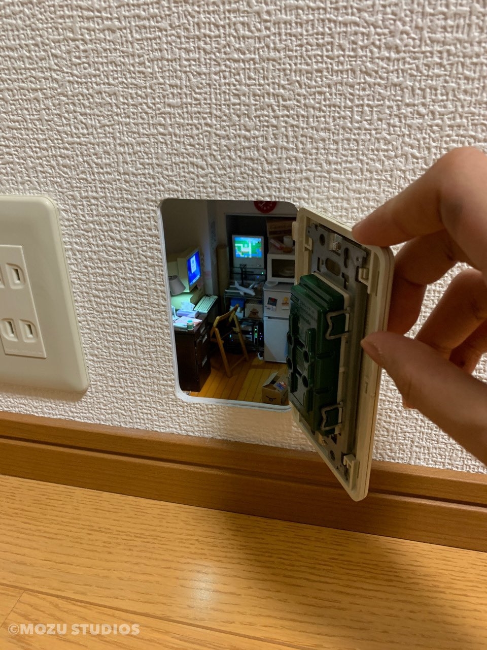 電影中的小人國看起來精緻可愛,有機會真的讓人很想親身到訪一遍!日本一位手工了得的達人,親手在家中打造了一系列的迷你國度!22歲的Mozu(rokubunnnoichi)竟在電插座裏建了一間手作微型窩居,精緻得讓人看得目瞪口呆,影片一度紅遍全球!近年他再研發出不同的作品,精美得讓人嘩然!