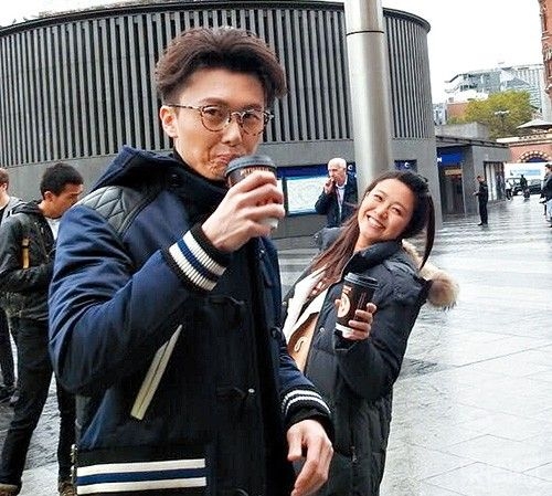 江嘉敏更會主動買咖啡給王浩信獻殷勤。有指兩人回港後,都故意在人前扮不熟,但人後卻不時私下短訊。