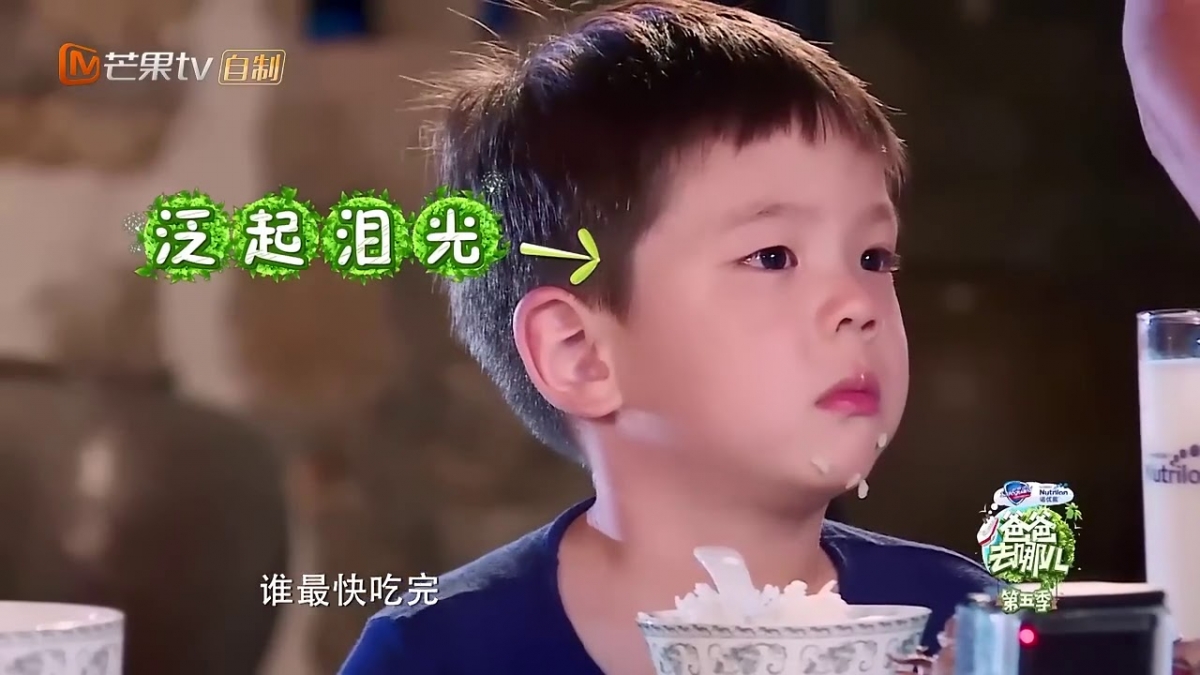【爸爸去哪兒5】嗯哼在節目中的形象相對較常愛哭愛鬧,但是也是一個很有禮貌的小孩,和大家初目面時,嗯哼見到誰都會主動打招呼