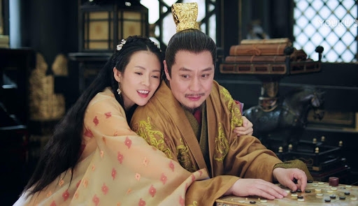 中有一幕章子怡向她的舅舅撒嬌