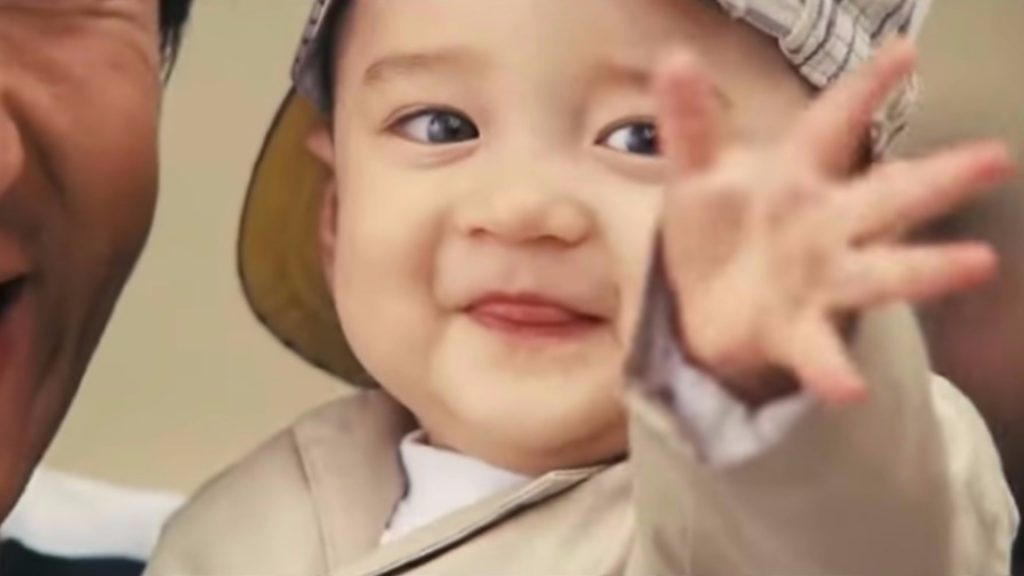 【寶貝計劃】最終這位小演員Matthew BB在眾多位BB中脫穎而出,不但在幾次的試鏡都不哭不鬧,還很專業似的不時對著鏡頭擺出不同的鬼臉