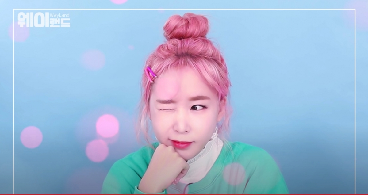 為了要讓髮量看起來比較多,首先要把頭髮夾捲,然後綁起高馬尾。然後把馬尾鬢成鬆鬆的三股辮,用橡筋固定。然後再把三股辮在頭頂圍著捲起來,再用髮夾固定好即可!