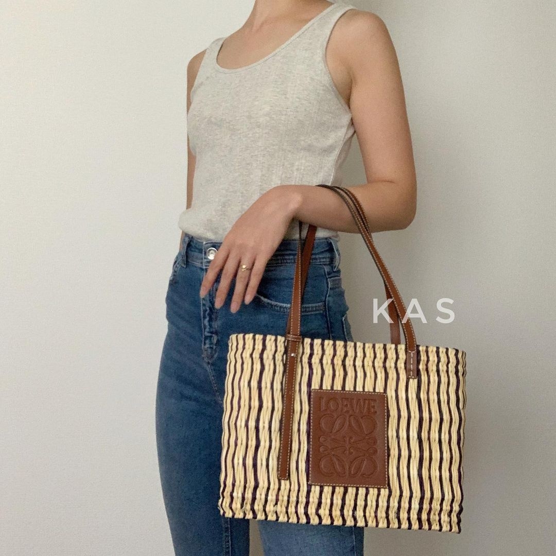【名牌手袋】這款LOEWE x Paula’s elephant grass也一樣是春夏別緻款，價格相對也是較其他手袋便宜，CP值又高