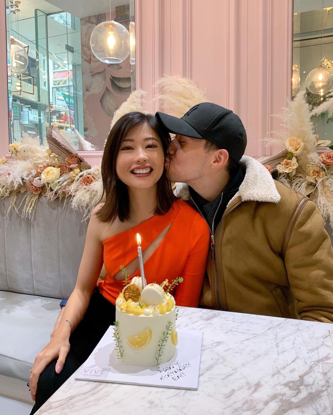Emi Wong畢業後就做過MT,之後就到了一間運動服裝品牌工作,主要擔任管理社交媒體的工作