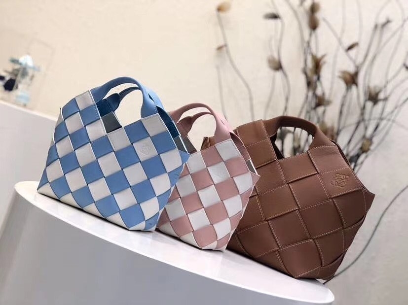 【名牌網購】LOEWE 2018 春夏秀場中登場的編織包就已經引起熱議，以紋理皮革條手工精心編織而成，獨特形態帶有竹籃的影子