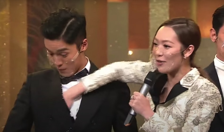 因應疫情,在頒發飛躍男女演員環節中,加插了量體溫和心跳的環節,並會請出最淡定的一位去宣佈得獎者花落誰家。女演員們就由陸浩明(六號)拿著溫度探測器探熱,而在男演員的度心跳環節,則由馮盈盈親手量度,Do姐更稱她為「鹹濕妹」。
