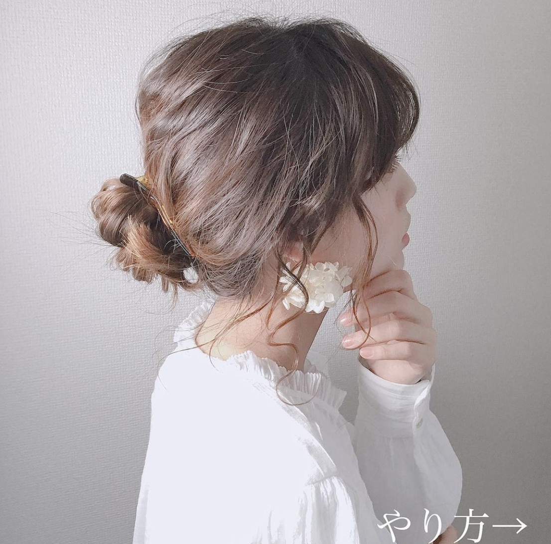 日系低髮髻帶給人一種溫柔斯文的感覺,而且十分可愛,還可特顯頸部的線條~首先,頭髮直的女生可以先把髮尾先夾攣,然後紮起馬尾,把馬尾發成兩束扭著綁起。