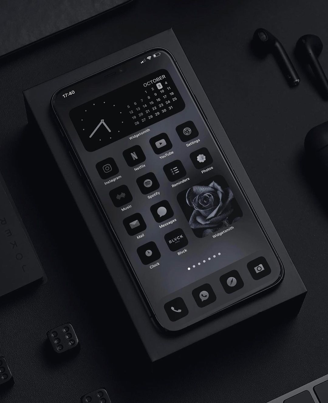  260款App icon（黑色130個、白色130個）＋10款免費黑色主題wallpaper（港幣 $15）