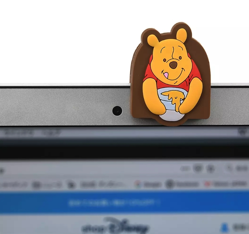 除了揚聲裝置之外,一些電腦的小物也十分實用。這個小熊維尼鏡頭遮擋器,可以讓小熊維尼夾著你的手提電腦的鏡頭位置,在使用時才移開,防止有黑客隔空入侵電腦鏡頭,讓小熊維尼鐵壁防禦,保護你的個人私隱!