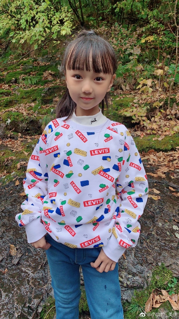 【爸爸去哪兒5】現時已8歲的小山竹變化相對較明顯一些,整塊臉看起來像是瘦了一圈,不比從前圓潤,還有著尖尖的下巴