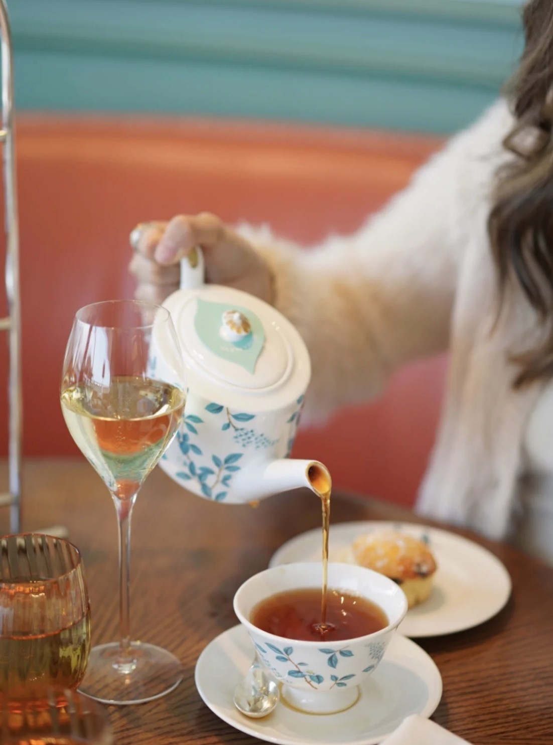 181 Fortnum&Mason是在K11 Musea的一間高雅格調的餐廳,下午可以享受一個英式皇家下午茶。配著精緻華麗的茶杯和點心架,是公主般的體驗!餐廳設計高貴雅致,還可以俯瞰香港維多利亞港景色!