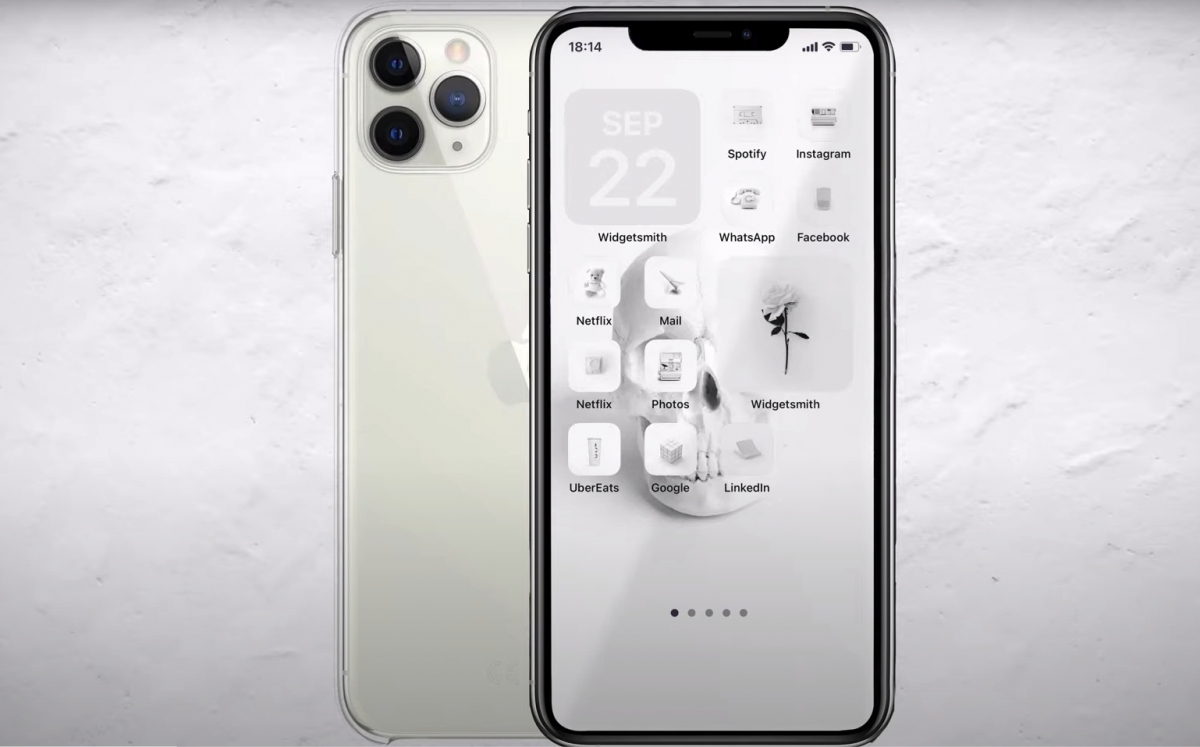 在純黑色以外，品牌亦有推出全白色的介面給喜愛亮色系的女生！這簡約又精緻的介面真的是充滿高級的感覺，而且瞬間就能將日常需要用到的應用程式打理得井井有條～有興趣的朋友不妨到BLVCK的官網了解更多的資訊，為手機換上「新裝」吧！