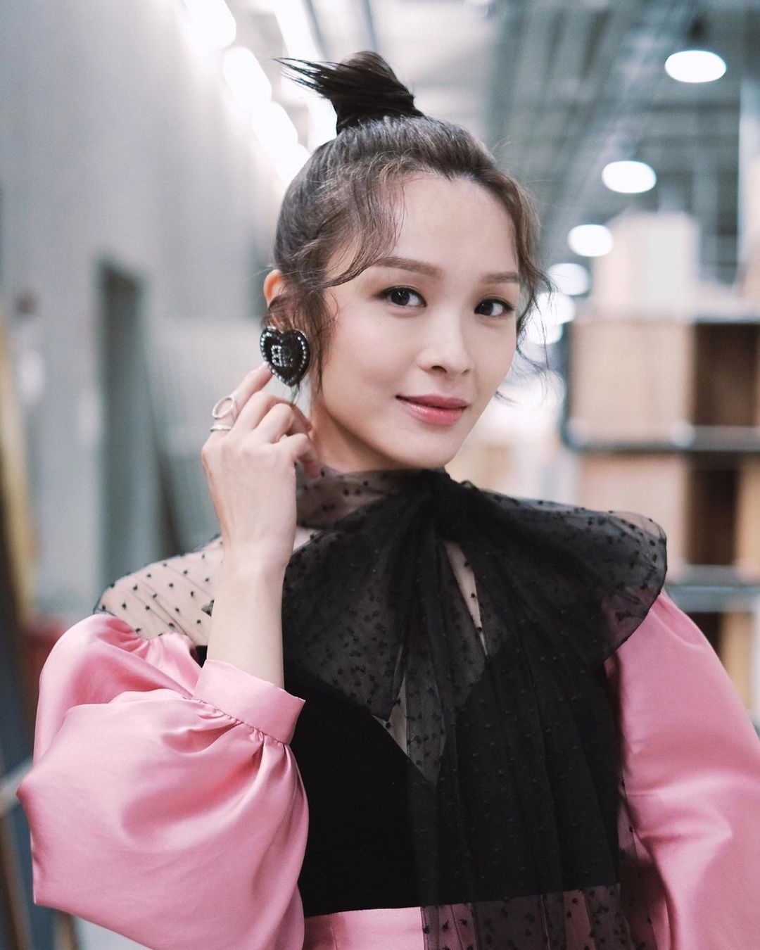李佳芯憑《BB來了》飾演神經質新手媽媽唐恬兒(Ellen)以大熱門姿態在《萬千星輝頒獎典禮2018》奪得「最佳女主角」