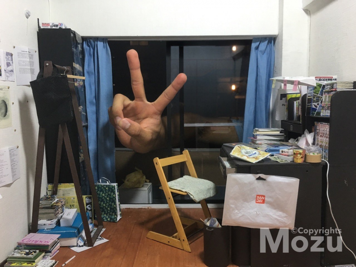 Mozu作品的特色是它們並不唯美,手法偏向是還原現實的原汁原味,房間的凌亂感讓真實度增加了不少!作品看起來十分有味道,讓人非常有熟悉感~擺在床頭正在充電的電話也顯得十分小,根本就適合小人族入住啊!當Mozu的手和作品合照時,總是顯得十分神奇,因為視覺衝擊實在太大了。