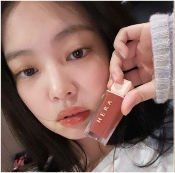 由Jennie代言的HERA唇膏最近成為熱賣的商品!這款SENSUAL SPICY NUDE GLOSS的Jennie's Pick#462 「肉桂奶茶色」更成為2020年的時尚熱話!這一款的水感度十分高,質地細滑,看起來十分優雅細膩~