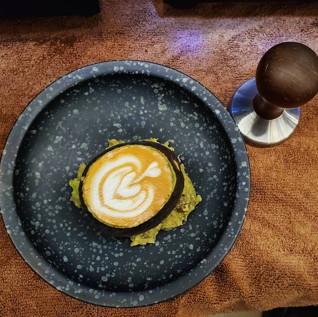 牛油果Latte是香港一間主打健康的Athletic Juice & Espresso Bar所研發,看起來非常有特色~名為「AvoLatte」的牛油果咖啡,把牛油果挖空後加入咖啡,同樣也在上面拉了花,非常細緻~咖啡一定充滿鮮甜的牛油果味,在下面用了牛油果蓉舖底,一邊喝可以配上果肉吃!