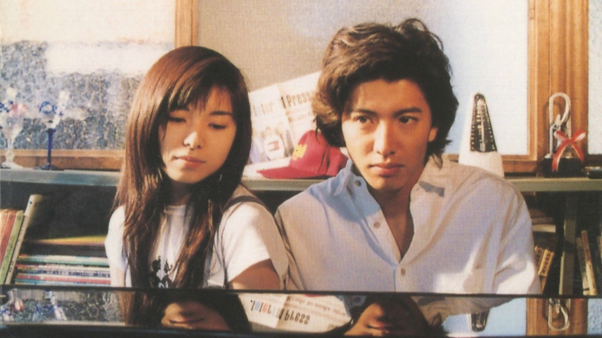 男神木村拓哉在1996年被邀拍攝廣告,因而成了日本第一個代言女性化妝品的男藝人,當然銷量大好,聽說就連店外的海報也被粉絲偷走。