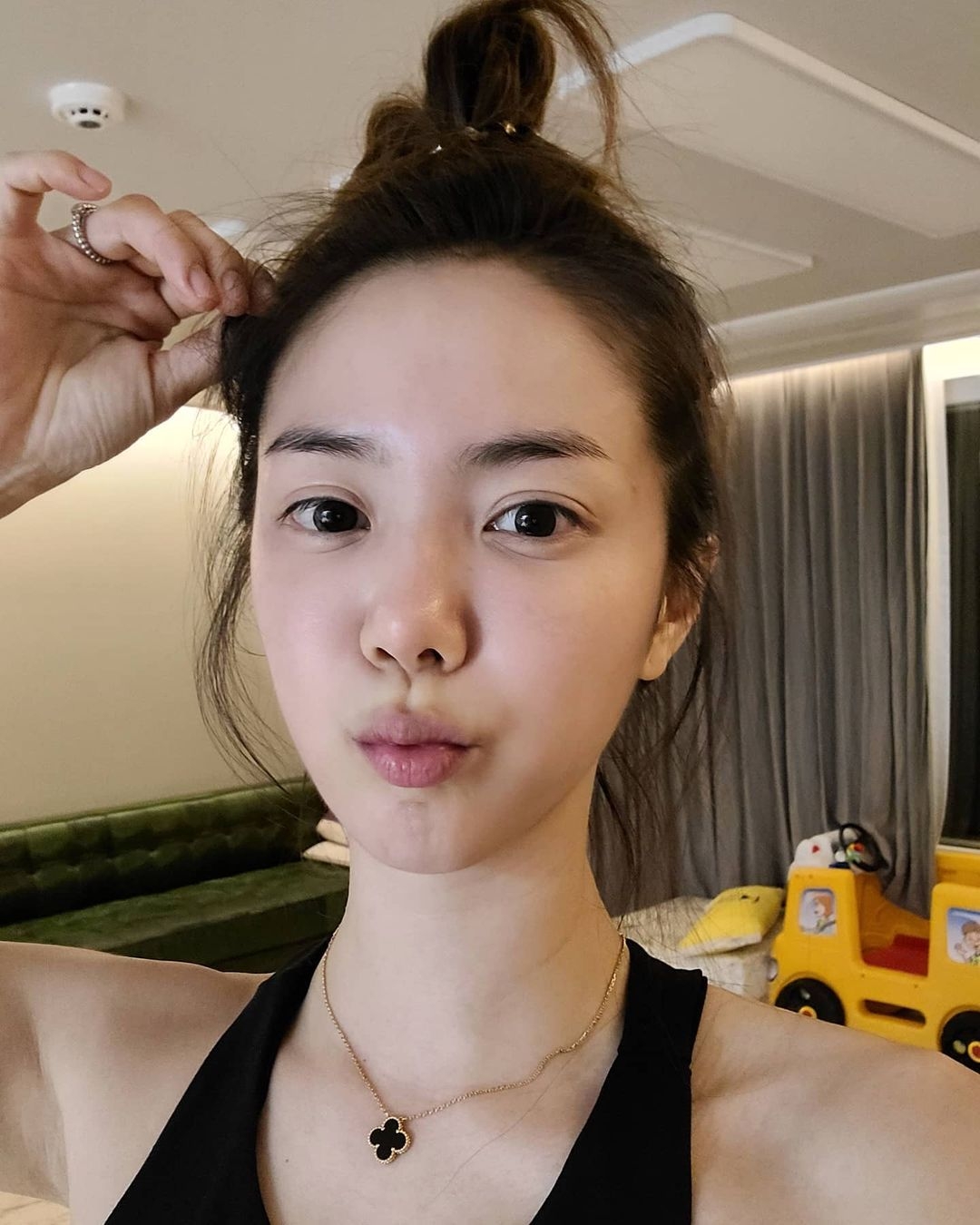 最近韓國女星柳河娜(유하나)就因為被拍到與老爺在家中的親密舉動而惹起非議,