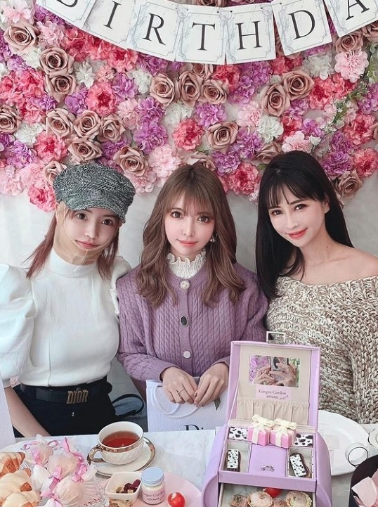 她們現在已經會把整容當平常事，會把術後的腫脹臉型和傷口都公開，更會戴著固定器去參加生日會或high tea。