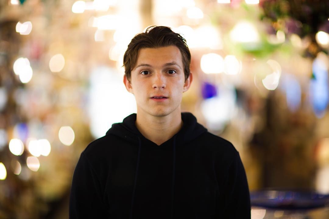 「蜘蛛俠」Tom Holland視像訪問唔著褲?官仔骨骨幕後爆笑一面,網民:係在家工作嘅我