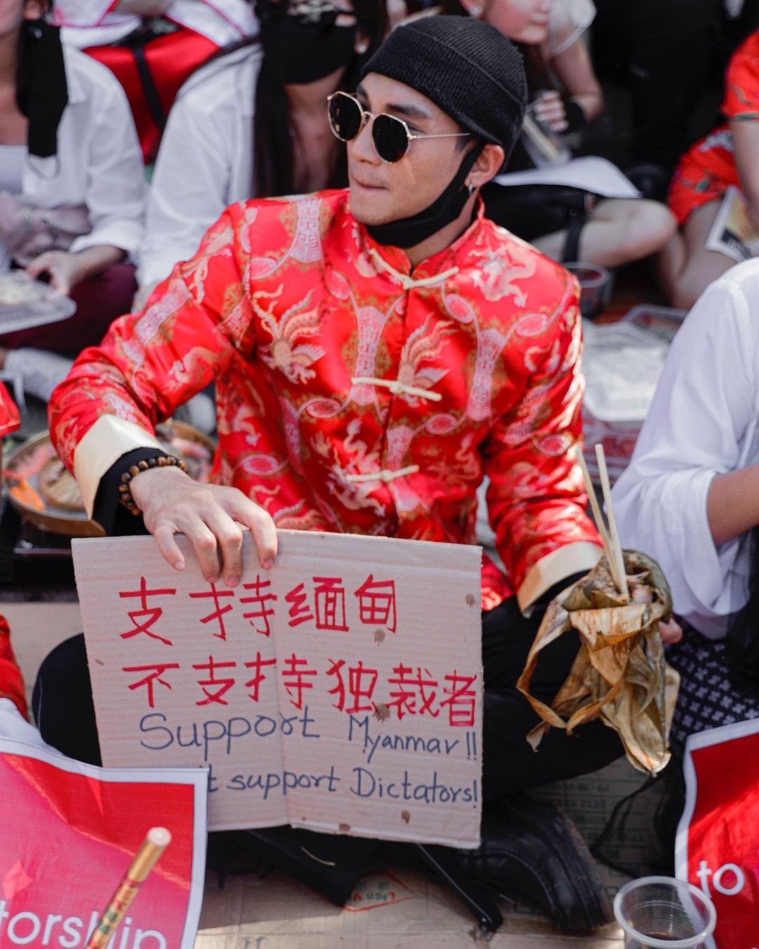 與良知公義站在一線的男神,「亞洲水行俠」走上街頭,參與緬甸示威對抗極權