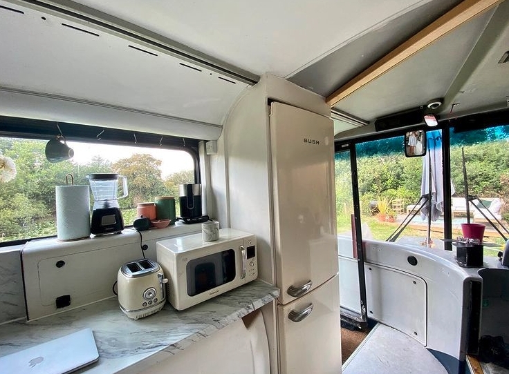 英國-情侶-住巴士-doubledecker3