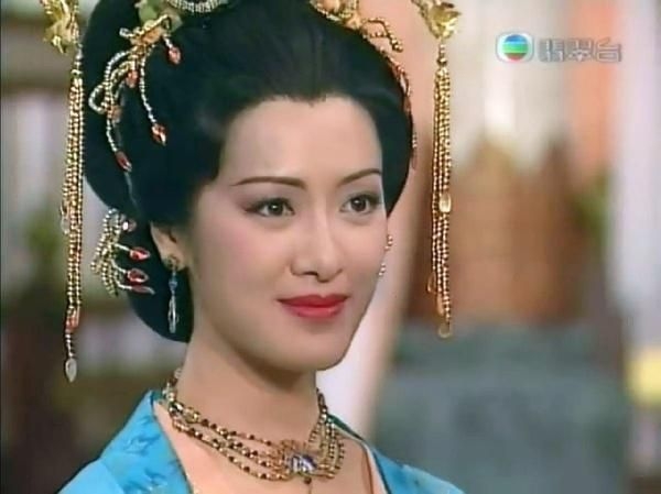 向海嵐在出道兩年後就擔上了經典電視劇《楊貴妃》中的古代四大美人之一楊玉環一角,雖然一度被批評是「最醜楊貴妃」