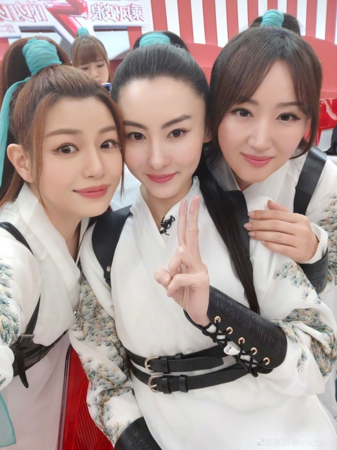 陳妍希一向以清純、小仙女的氣質俘虜了不少粉絲,近年已經逐漸褪去baby fat的她,在《乘風破浪的姐姐2》的輕熟造型更一洗「小籠包」時期的包包臉污名!