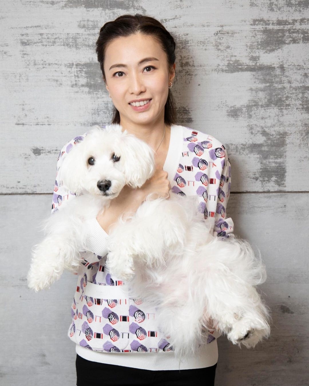 華人置業宣佈甘比姐姐陳詩韻已向董事局辭任其執行董事及行政總裁一職,並由甘比接替職位