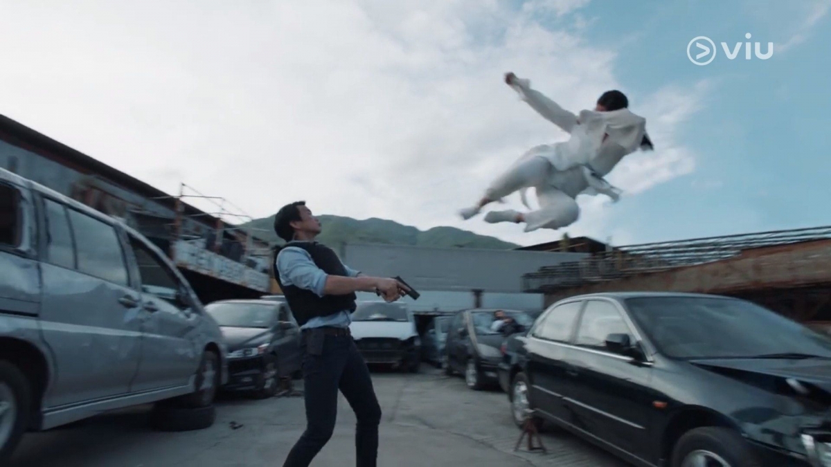 除了演員人馬十分「TVB濃」之外,劇情也被罵十分「膠」,劇情離地,角色又誇張。其中飾演變性人的莊思敏就一頭白髮,而且每次和警方駁火時也刀槍不入,飛天一個打十個,又一槍打爆油缸,讓人一頭霧水。