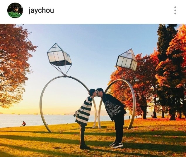 這對天王級夫婦今年就因為疫情回歸平淡,周杰倫就po出在巨型婚戒前的接吻放閃照。簡簡單單的沒有加上愛的宣言,直接向老婆說情人快樂。