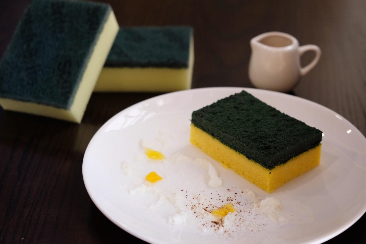 近日泰國一間cafe「In to Wood BKK」推出了一款「百潔布蛋糕」!超像真的造型讓網民打卡瘋傳,大家紛紛都好奇百潔布的口感和味道。蛋糕配有忌廉泡沫和糖漿,倒上蛋糕面時就猶如擠上了洗潔精般,讓網民驚呼:食唔落口!