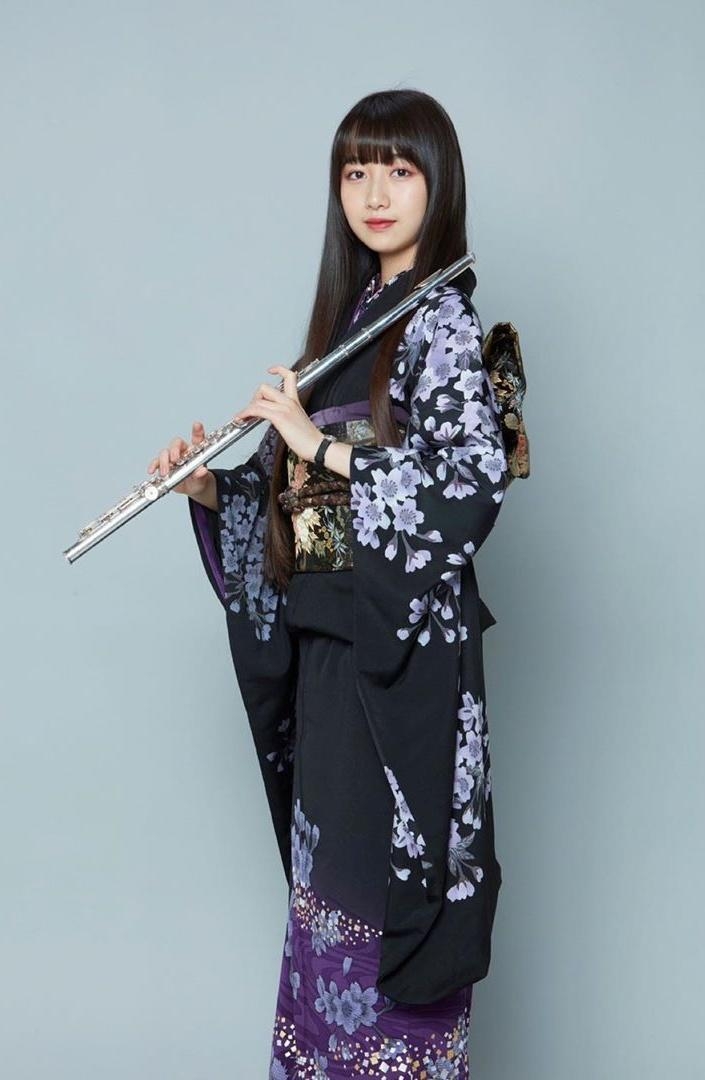 其外貌因為受到「暗之奏鳴曲長笛」的樂章的傷害,令到身體和外貌受到了極大的摧殘,從此決心找到「暗之奏鳴曲」的樂譜並將它銷毀,以免它再為害人間。同為愛笛之人的心美這次就cosplay了這個十分暖心的角色!