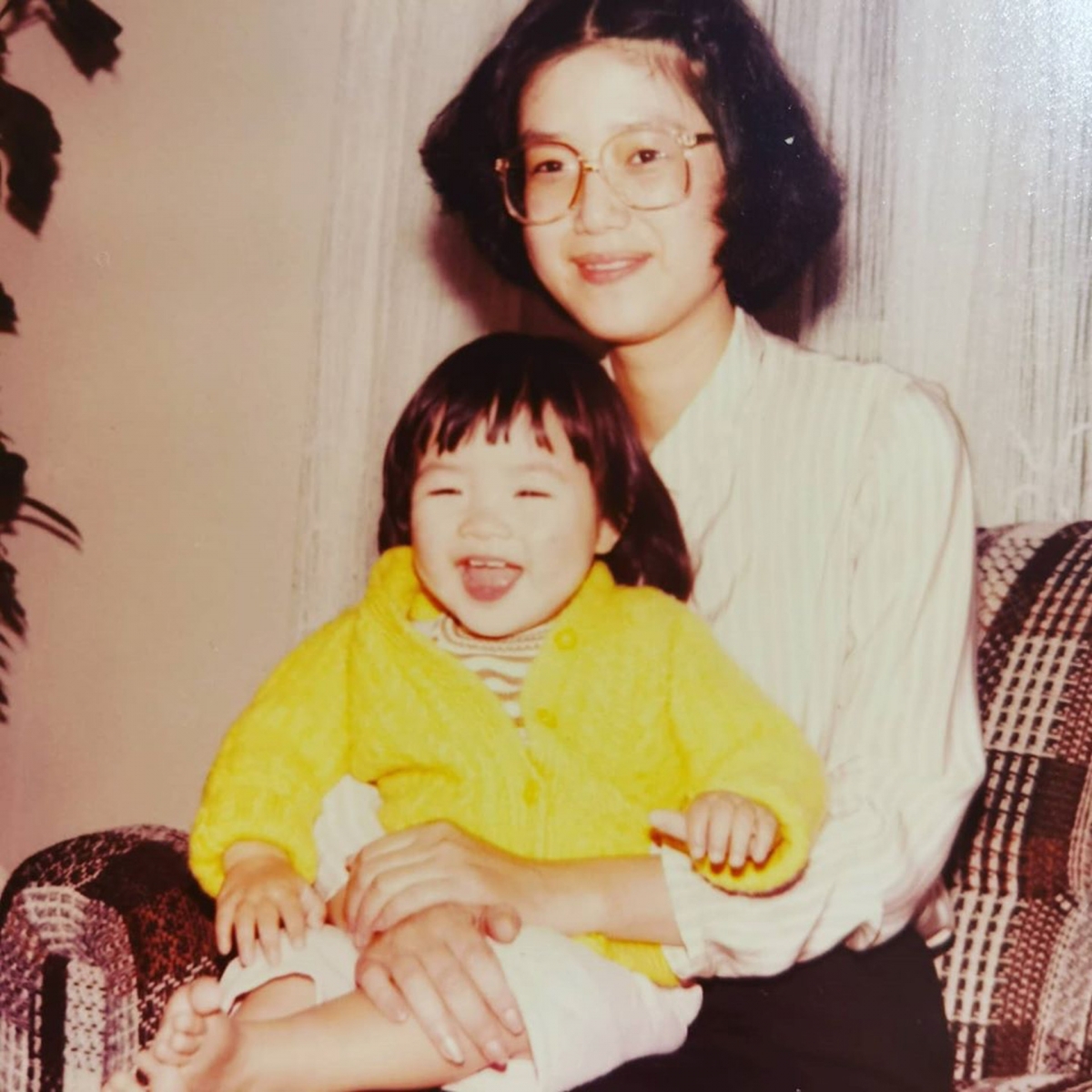 小時候的陳茵媺的樣子跟現時根極就是餅印,完全就是從小美到大~