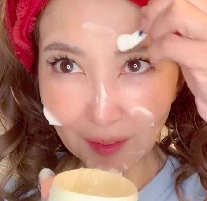 上野潤子其實是位美容院老闆娘,也有在YouTube分享美容心得,以她保養的成果來看,售賣美容品超有說服力的啊!她即使素顏分享美容品皮膚也像雞蛋一樣,連毛孔和皺紋和甚少,絕對厲害啊!