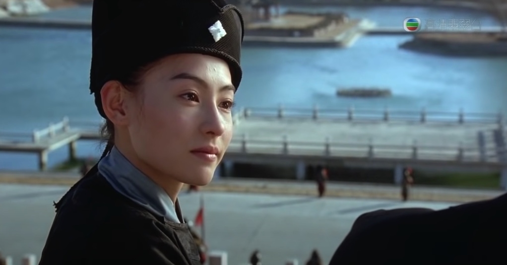 亦剛亦柔的古裝扮相一出場就令人驚豔,更不禁令人想起她18年前於電影《老鼠愛上貓》的造型!