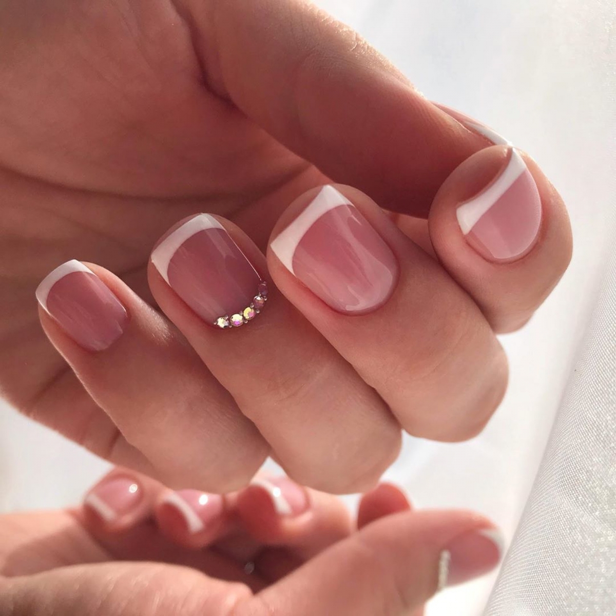 法式美甲給人一種乾淨的感覺,是比較日常的款式,低調中帶點高貴優雅,無論是上班或是有特別日子都可以塗上這款美甲~法式美甲聽起來十分高難度,但其實也可以輕鬆在家DIY!只要靠2樣簡易的工具,跟著步驟做就可以打造亮麗的邊框了!快看下文學起來吧~