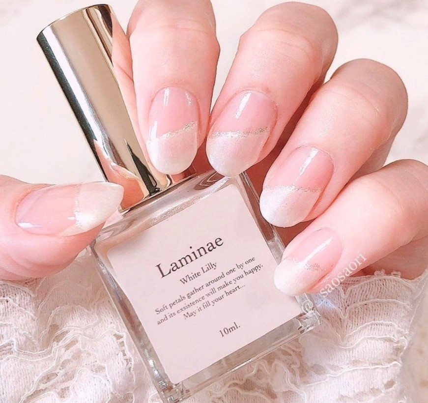 裸色或是粉色的斜邊看起來十分高貴,但是注意斜度要保持一樣喔!