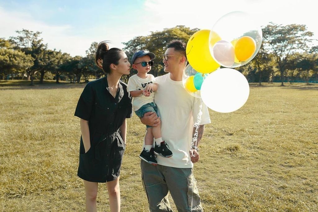 余文樂在2017年也宣布封盤了,與台灣「皮帶大王」千金王棠云結婚,誕下一子余初見(Cody)。