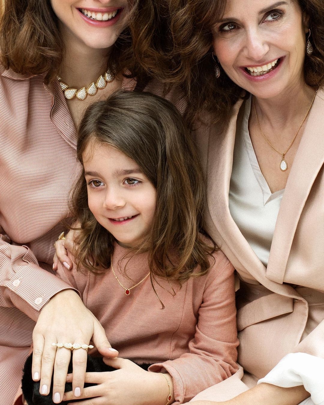 黎巴嫩祖孫三代同堂,凍齡嬤嬤外貌不輸後輩,三人絕美合照力證基因強大令網民驚嘆!