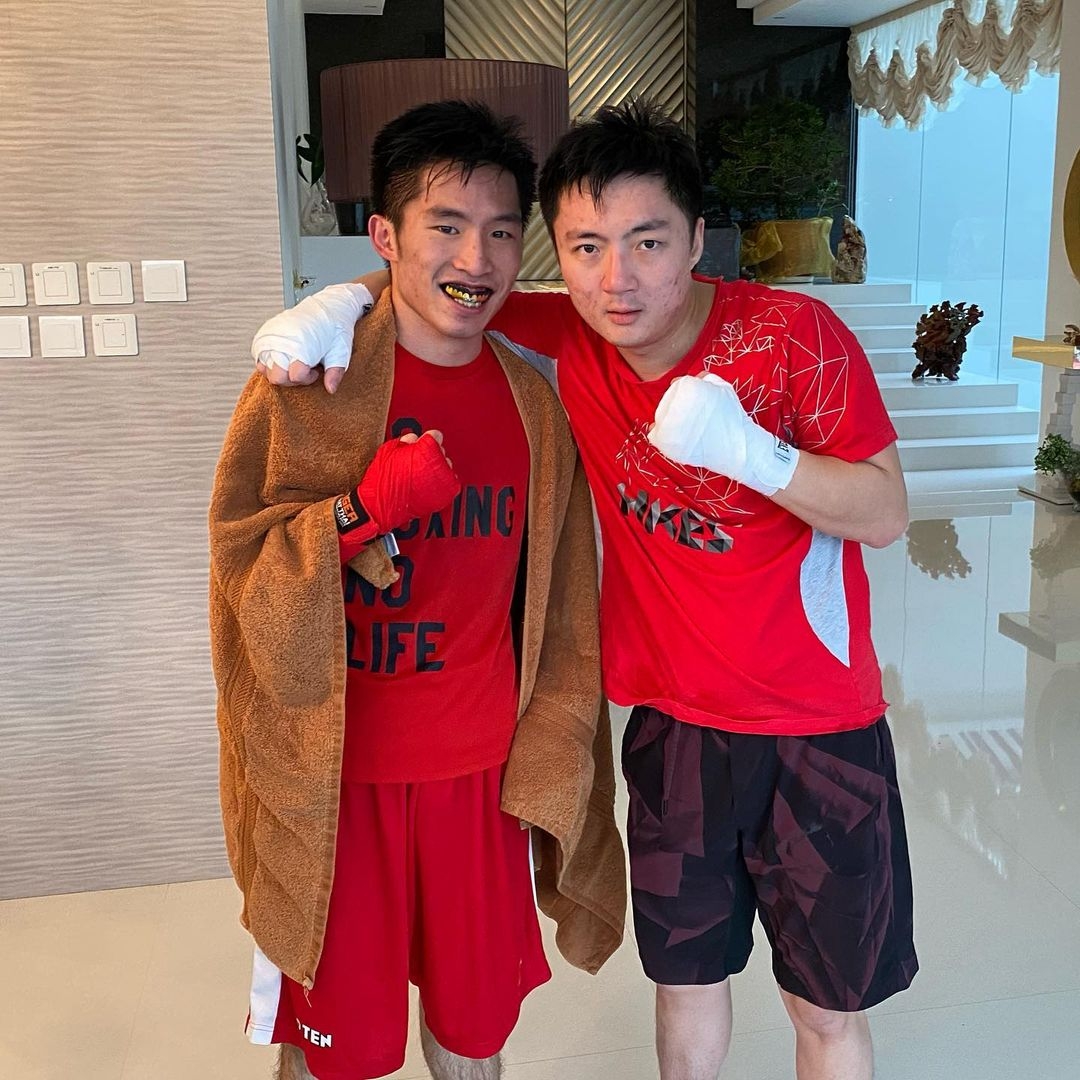 他私下亦都有參加過多場慈善拳賽,更曾經與亞洲拳王潘啟情切磋,實力絕對有保證。