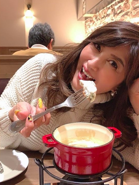 去年,她更參與拍攝日本節目《じっくり聞いタロウ》,大方分享美容大法,揭露她臉上為何沒有皺紋的秘訣,讓好奇的網民都一起動手做起來,原來方法就是臉部的提拉運動~