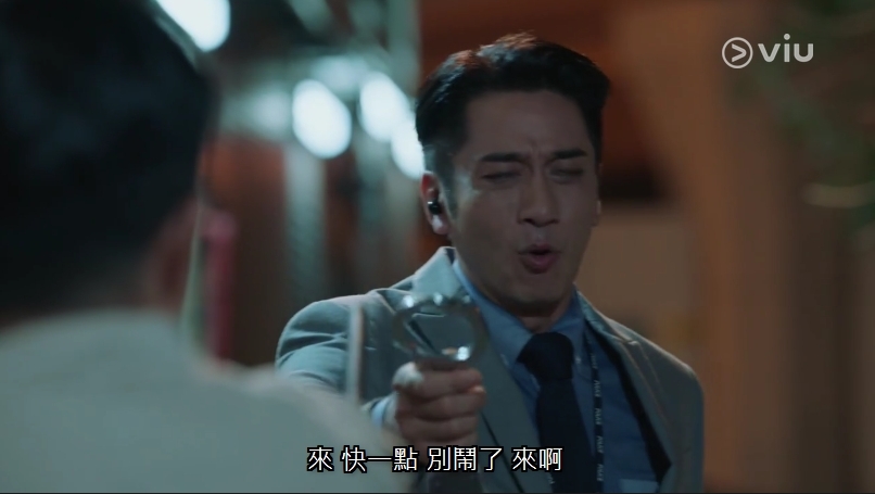 另一幕,飾演緝毒警員的吳卓羲更在捉犯人時,竟向犯人灑薄荷糖繼而成功制服。