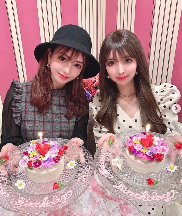 其實她們今年更踏入33歲，不過整容讓她們能保持年輕的美貌，視覺年齡幾乎與大學生無異。