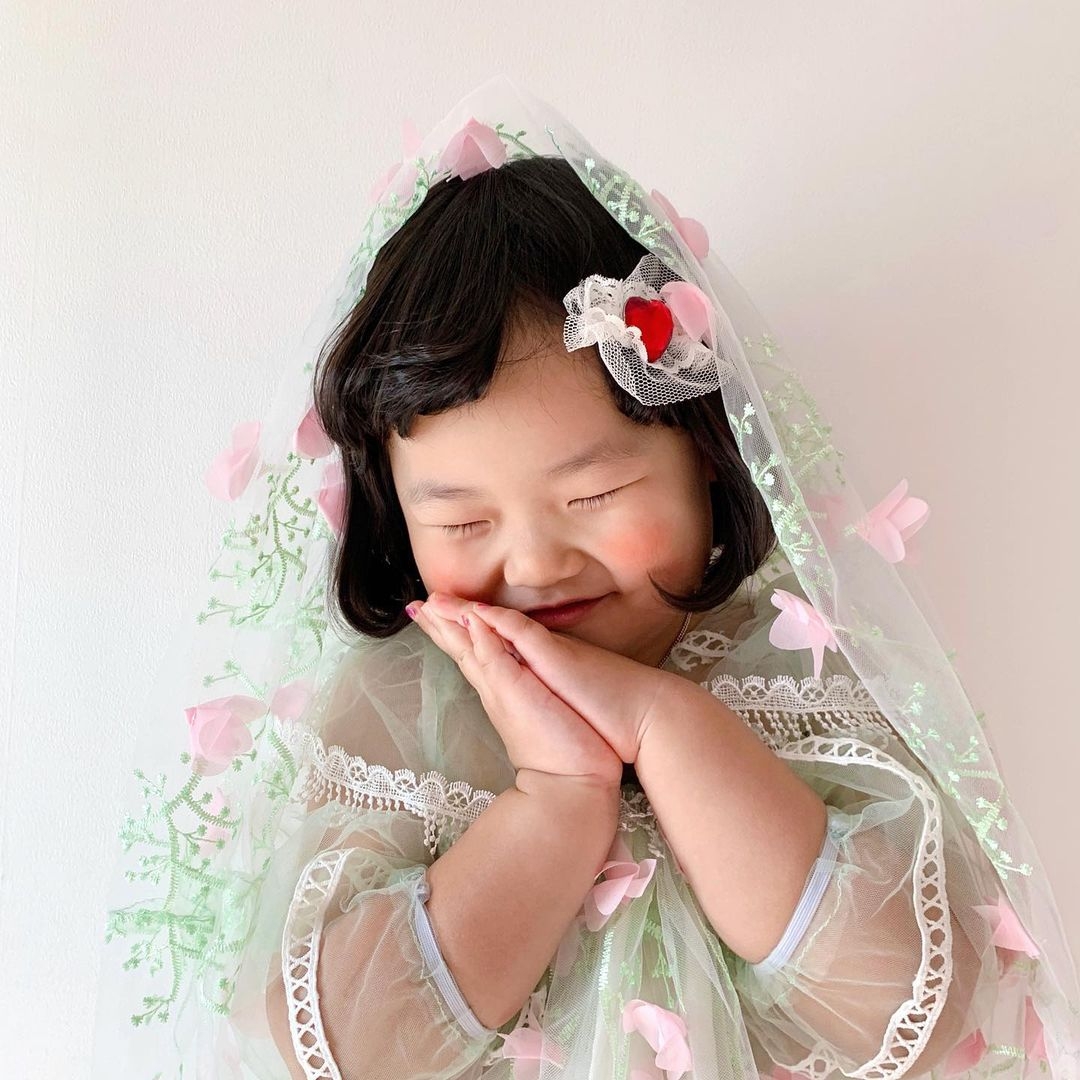 韓國6歲「大嬸系小妹妹」爆紅!超浮誇表情+可愛雙下巴散發超強喜感,吸近14萬粉絲