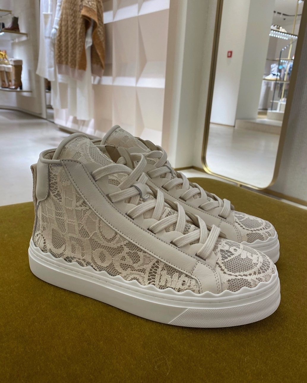 Chloé「蕾絲白鞋」還有推出過高筒款,高筒款更適合配上連身裙的穿搭,約會時穿它瞬間增添氣質感~