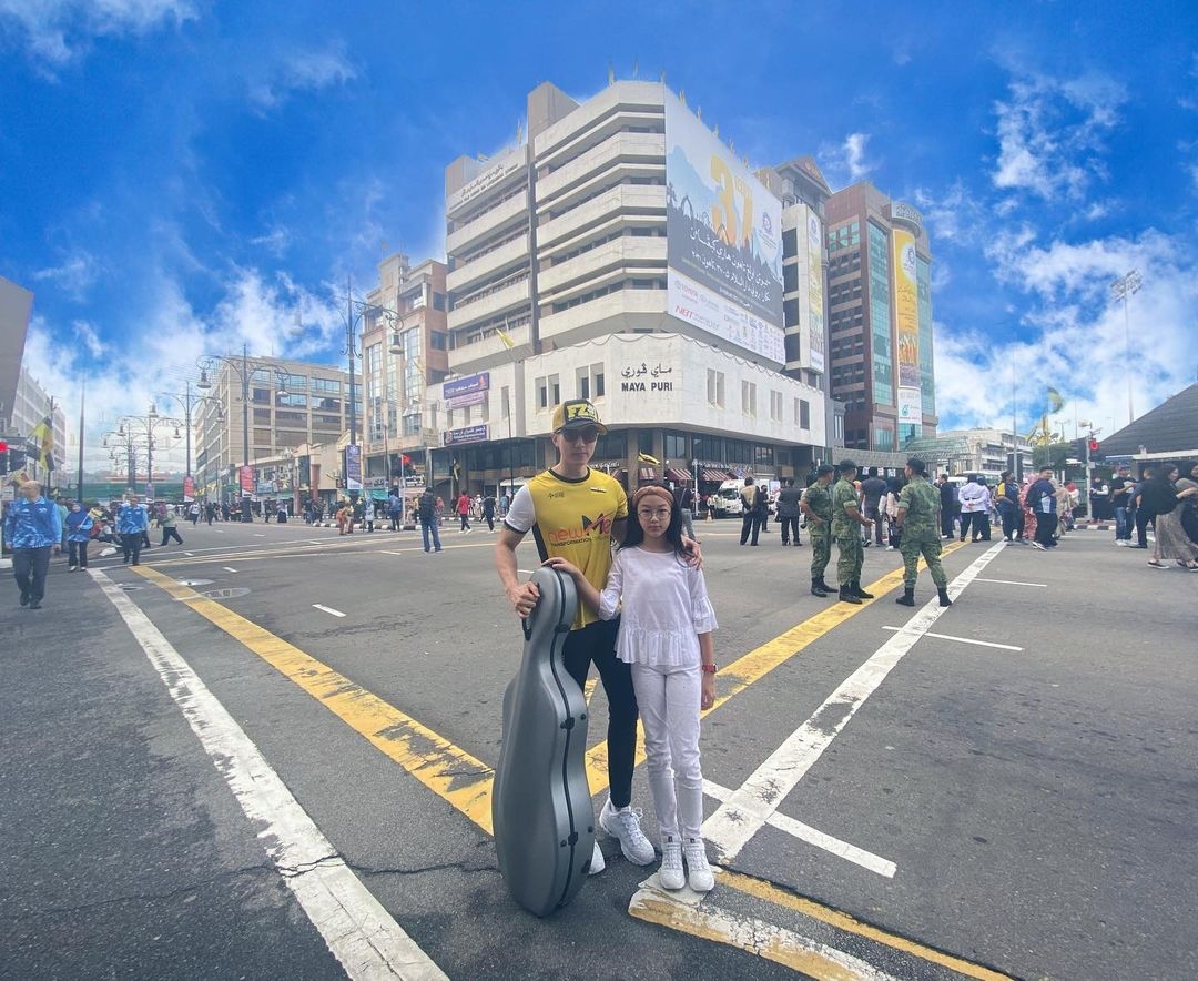 吳尊10歲女兒為汶萊國王演奏大提琴!繼承父親長腿,精通芭蕾樂器,宛如貴氣小公主